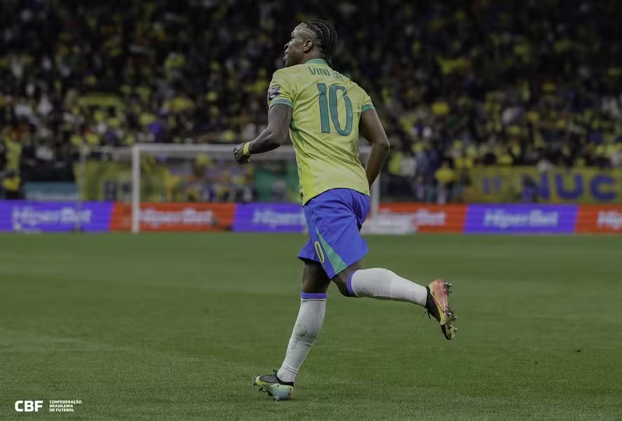 Vini Júnior comemora gol na vitória do Brasil sobre o Paraguai 