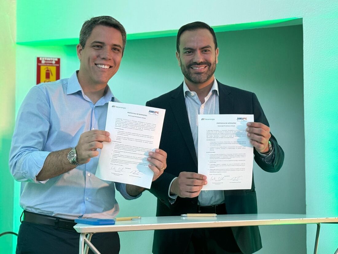 O vice-presidente da Amupe, Pedro Freitas ao lado de Saulo Cabral, presidente da Neoenergia Pernambuco 