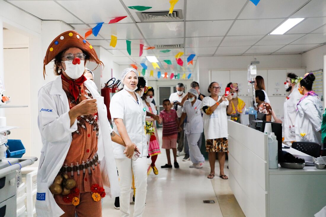 Doutores da Alegria animam a manhã das crianças em tratamento no Imip