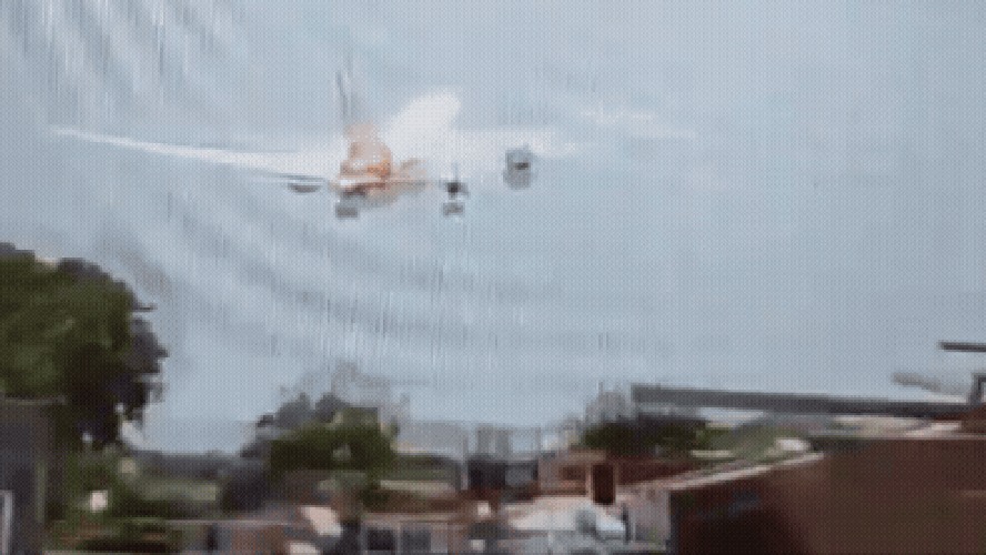 Segundo fontes, pelo menos 242 passageiros estavam a bordo do avião que caiu