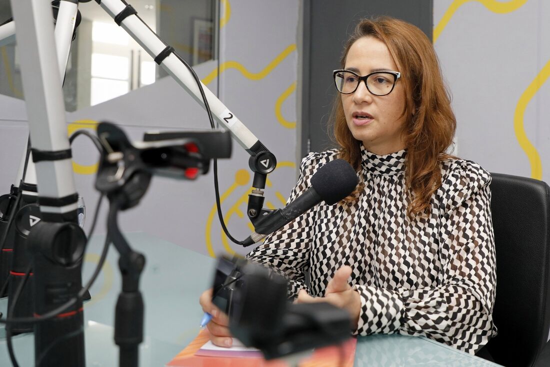 Deputada Débora Almeida, em entrevista à Rádio Folha FM 96,7