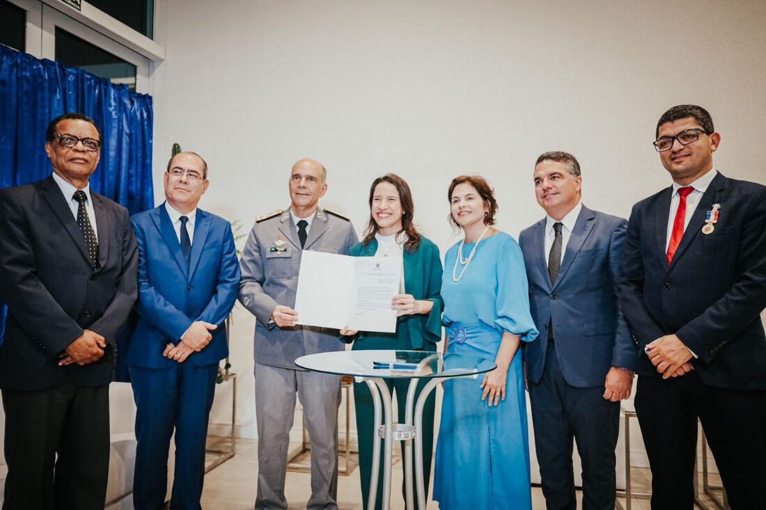 Raquel Lyra assinatura do acordo com o exército brasileiro