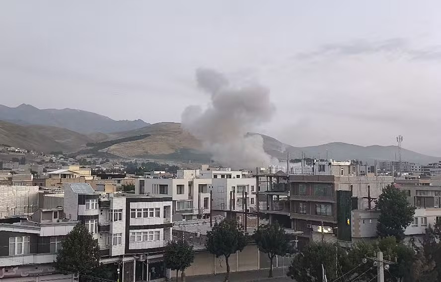 Coluna de fumaça em prédio atingido por ataque israelense em Teerã