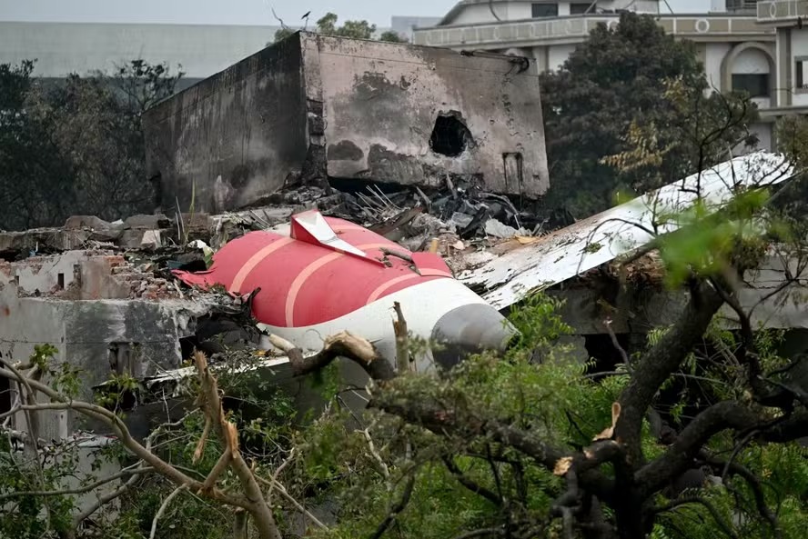 Caixa-preta é encontrada após queda de avião da Air India com mais de 290 mortos 