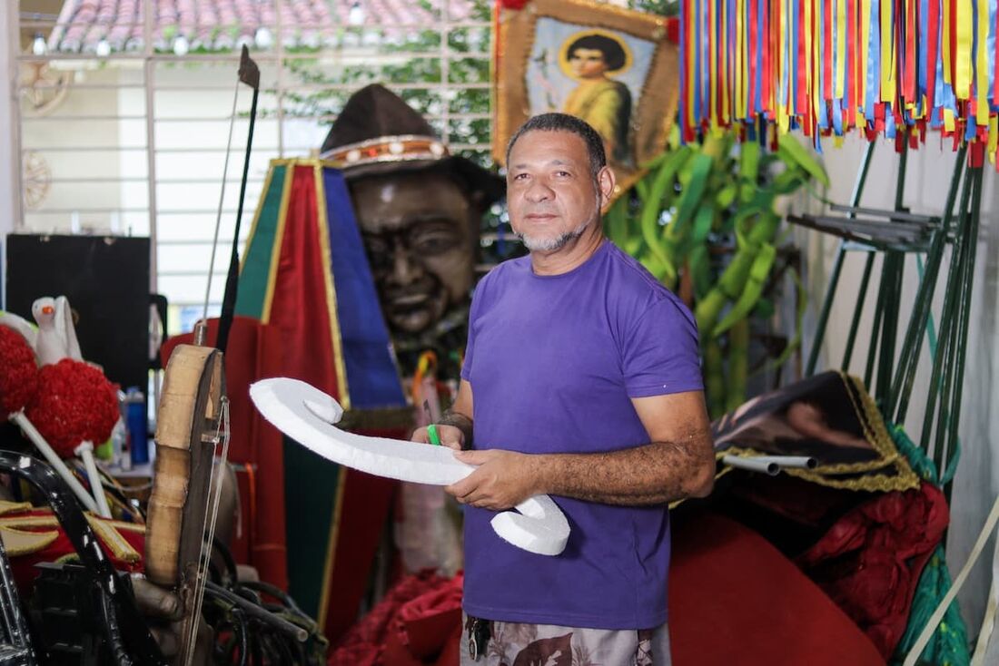 Maurício do Morro, constrói a cenografia da quadrilha Raio de Sol há três anos