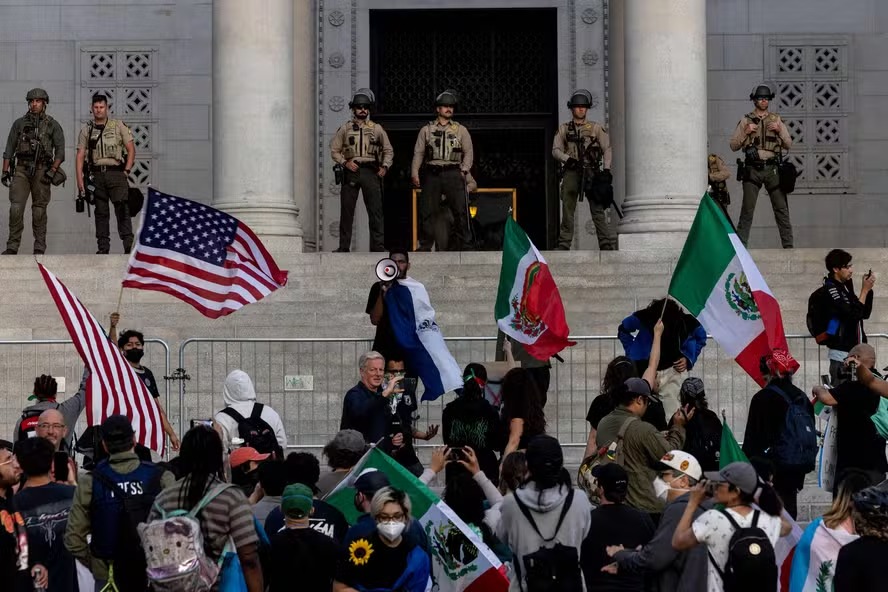 Trump completa 79 anos e comandará desfile militar em meio a protestos nos EUA 