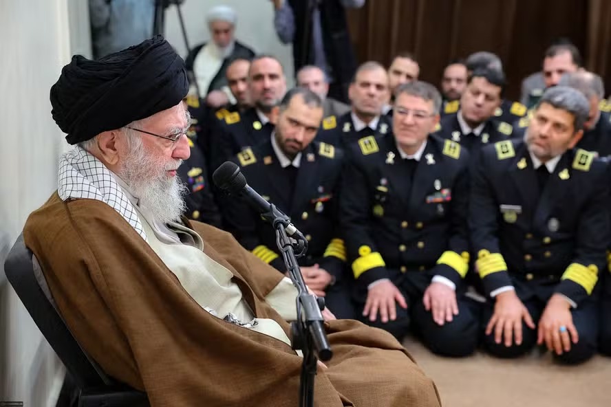 O aiatolá Ali Khamenei fala a militares iranianos em Teerã