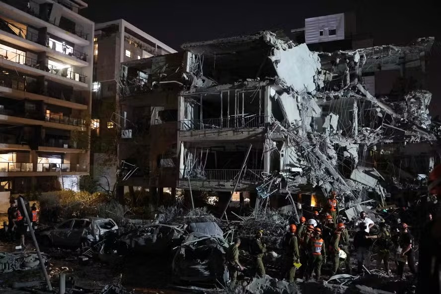 Socorristas buscam feridos após míssil do Irã atingir prédio em Tel Aviv 