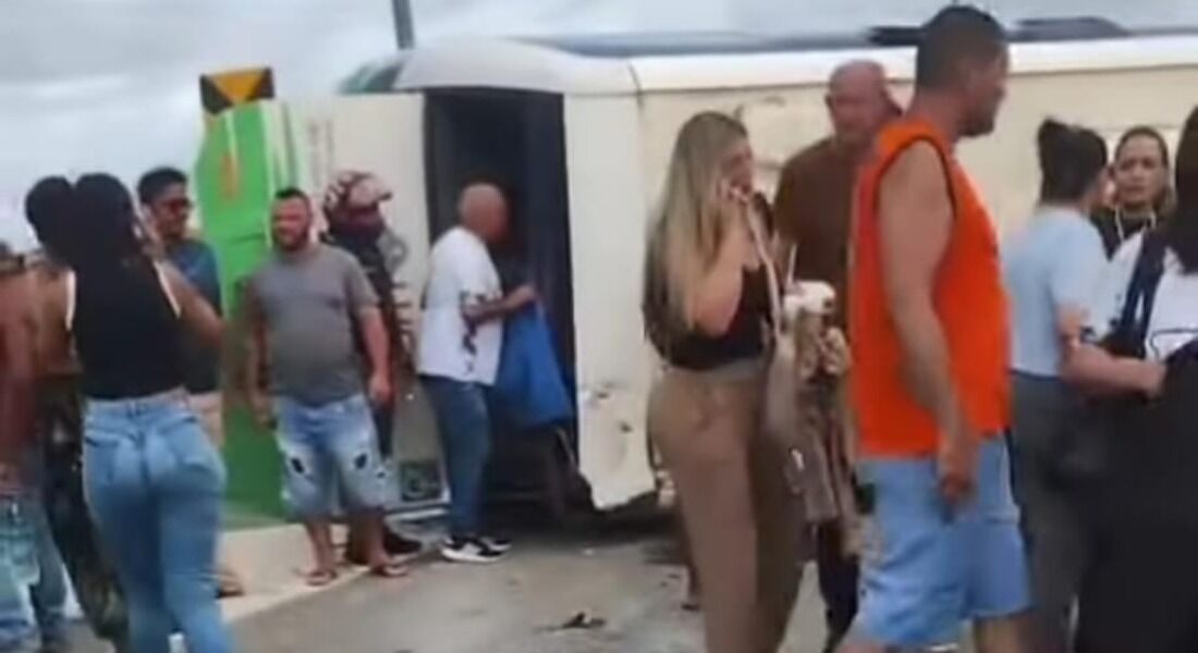 Ônibus de turismo tomba em Nossa Senhora do Ó, em Ipojuca