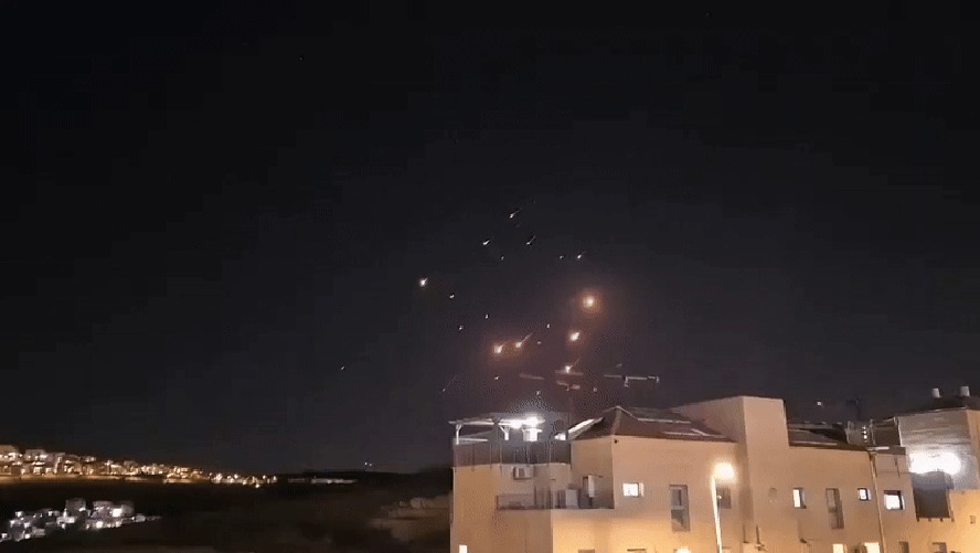 Irã volta a atacar Israel, que atinge alvos militares em Teerã, em terceiro dia de conflito