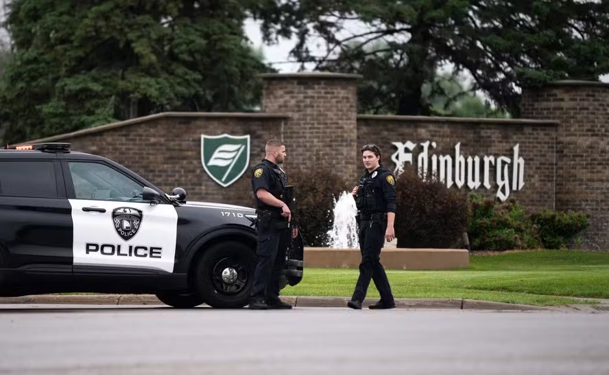 Policiais da cidade de Brooklyn Park, no estado de Minnesota, onde a deputada estadual Melissa Hortman e o marido dela foram mortos