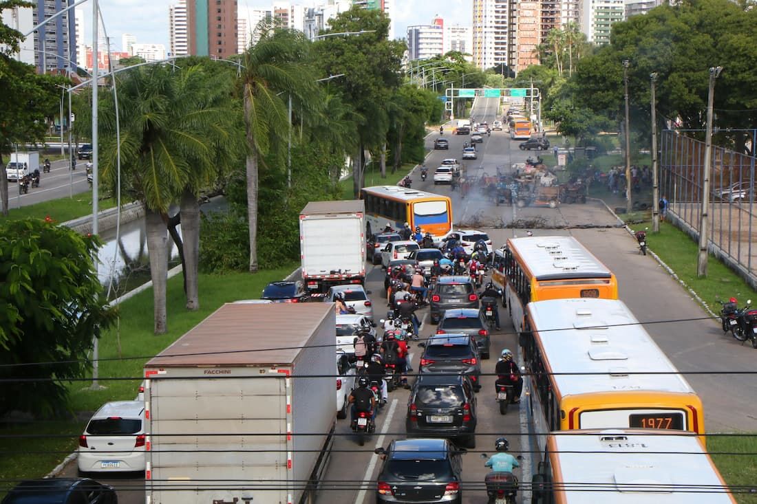 Em protesto, carroceiros queimam pneus e interditam várias vias da Região Metropolitana do Recife