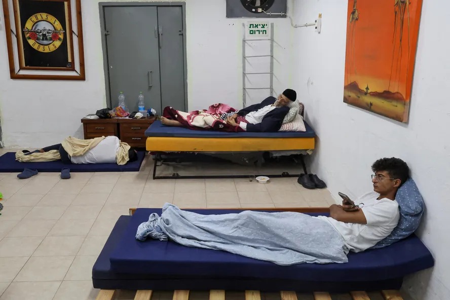 Israelenses em bunker em Ashkelon, em Israel, para se proteger de ataques do grupo terrorista Hamas 