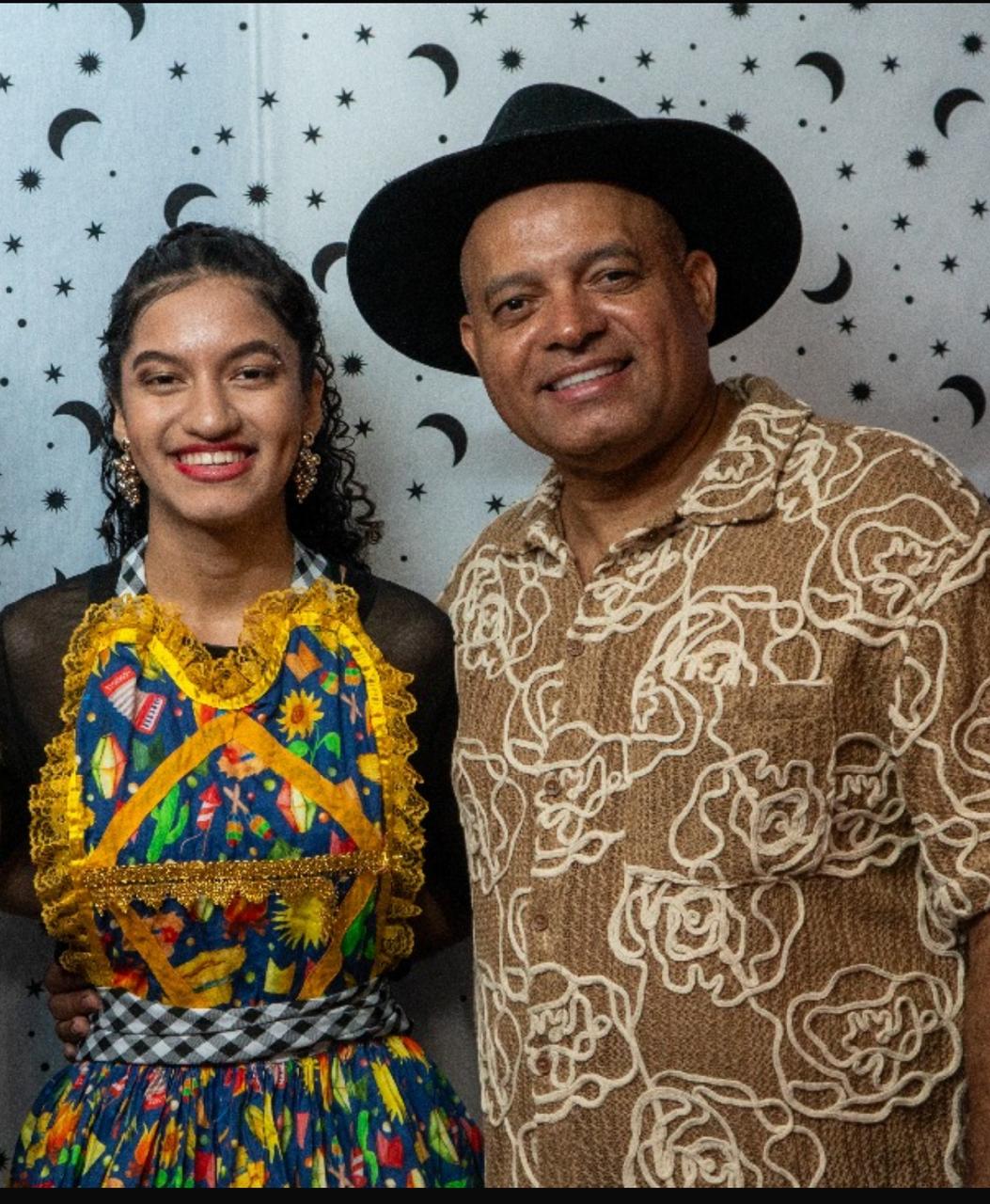 Canto e compositor, Beto Hortis, e a cantora, sua filha, Thaíssa Roberta