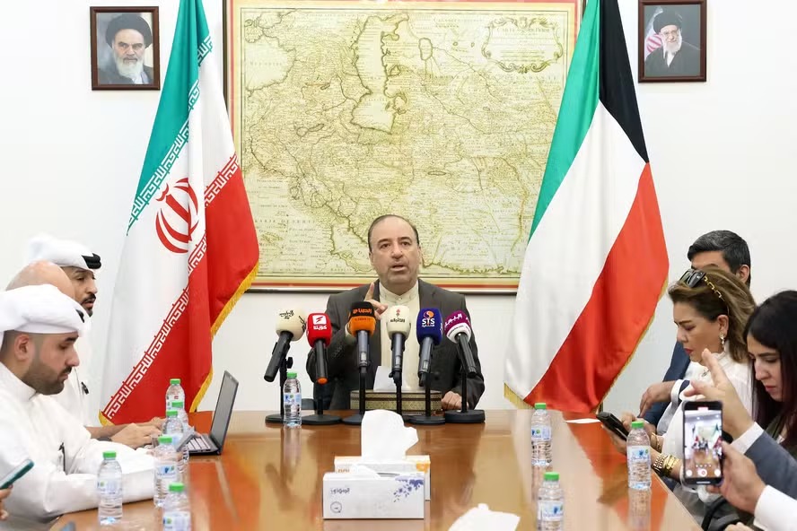 O embaixador do Irã no Kuwait, Mohammad Totonji, fala durante uma coletiva de imprensa na embaixada na Cidade do Kuwait 