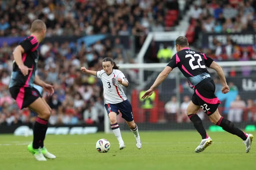 Bella Ramsey em ação pelo time Inglaterra