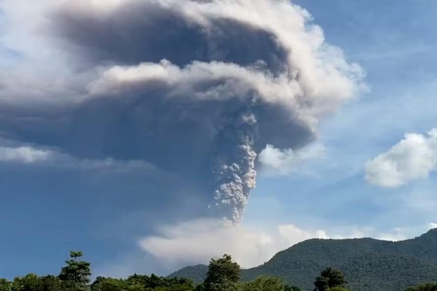 O Monte Lewotobi Laki-Laki entra em erupção expelindo cinzas vulcânicas