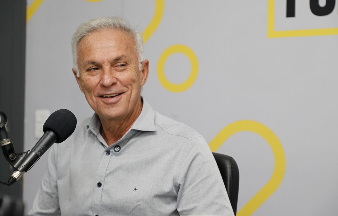 Prefeito de Vitória de Santo Antão, Paulo Roberto (MDB), é recebido no programa Folha Política, da Rádio Folha PE.