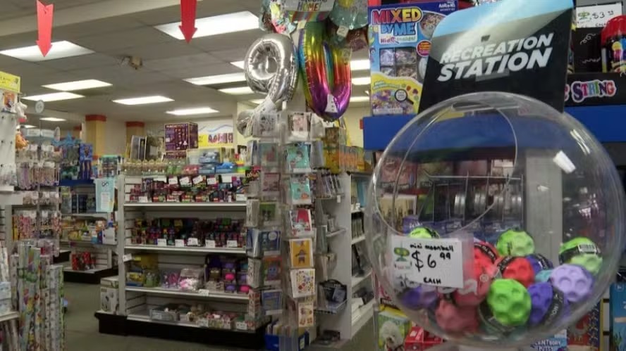 Brinquedos expostos na loja 'Child's Play Toys' em Washington, DC 