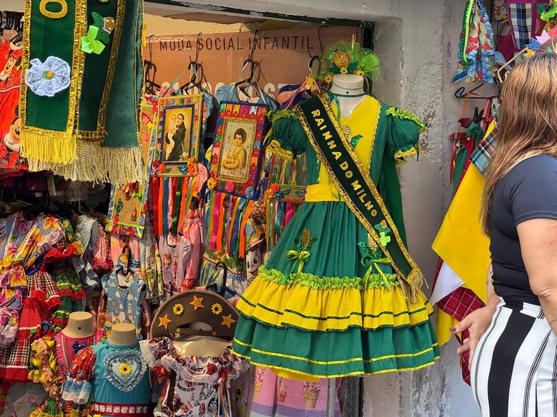 Lojas do centro oferecem variedade de roupas e adereços juninos com preços mais em conta
