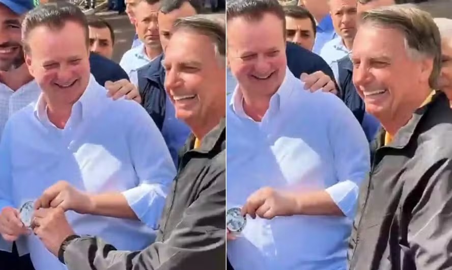 Presidente do PSD, Gilberto Kassab exibe moeda com lema 'imbrochável, imorrível e incomível' dada de presente pelo ex-presidente Jair Bolsonaro 