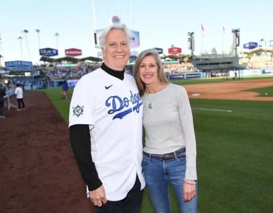 Mark Walter posa com camisa do LA Dodgers