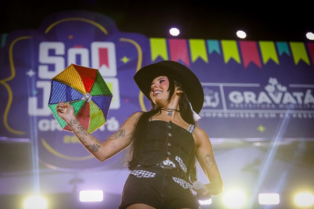 A terceira e mais aguardada atração da noite foi a sertaneja Ana Castela