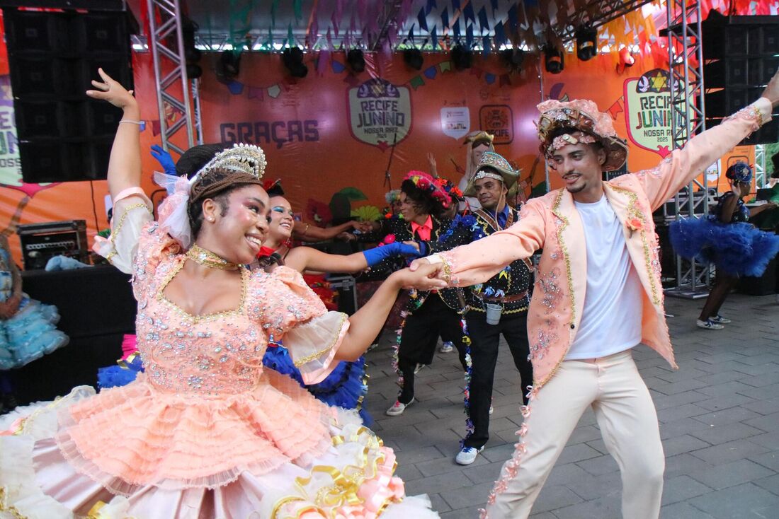 Quadrilha junina se apresenta no Polo do Parque das Graças, neste domingo que precede o São João
