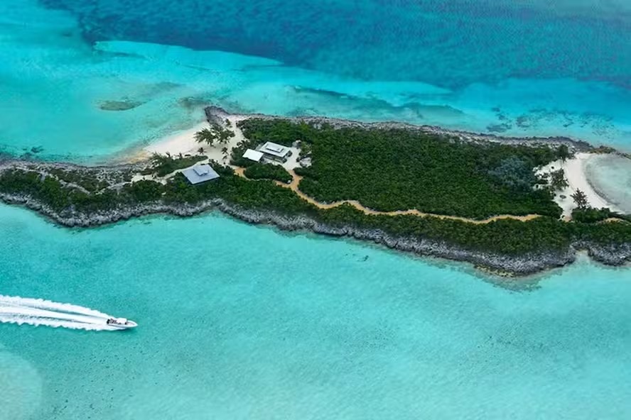 Ilha privada de Johnny Depp nas Bahamas tem seis praias particulares 