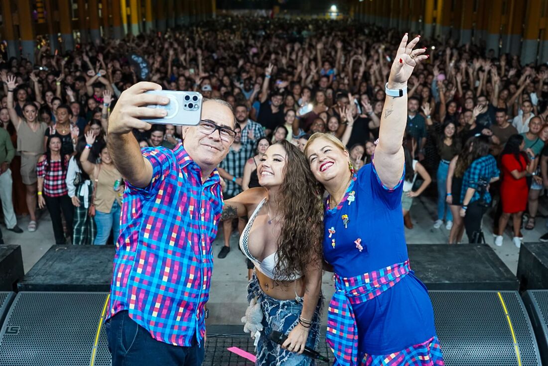 Mano e Andréa sobem ao palco para confraternizar com a cantora Thauane