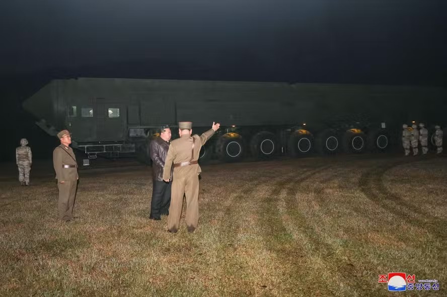 Líder da Coreia do Norte, Kim Jong-un, inspeciona local de testes de mísseis balísticos