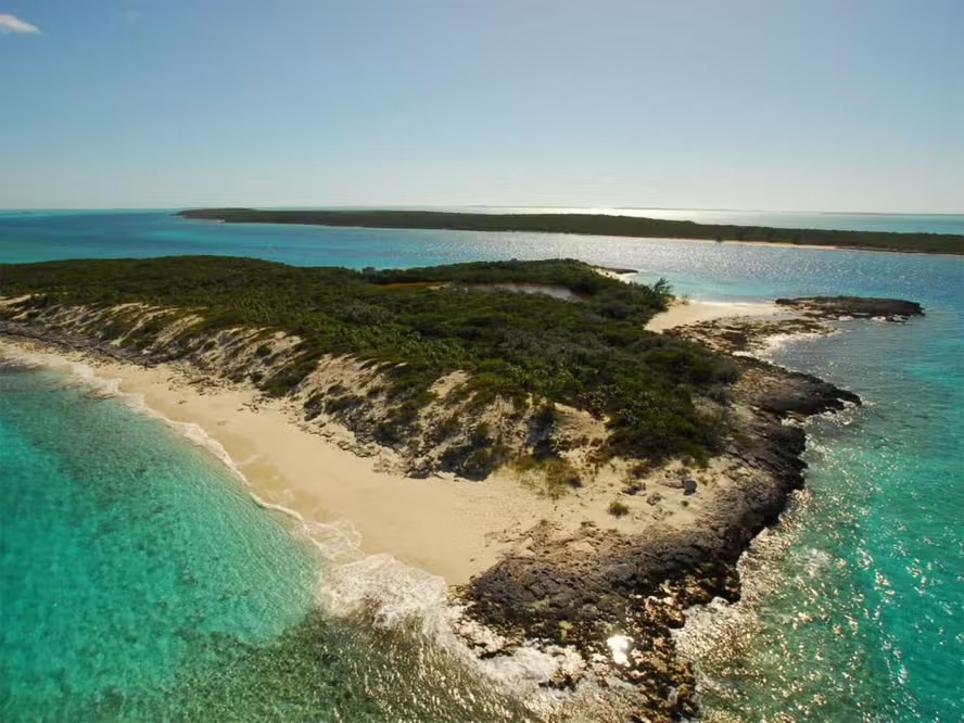 Uma das ilhas do arquipélago Exuma, nas Bahamas: na foto, uma das praias na propriedade de Nicolas Cage 