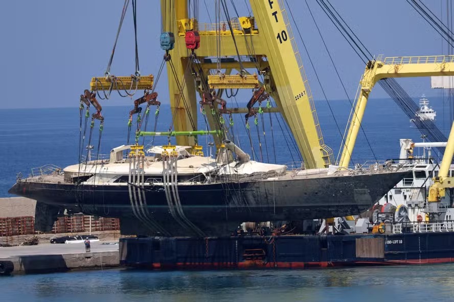 Superiate Bayesian é içado do fundo do mar 