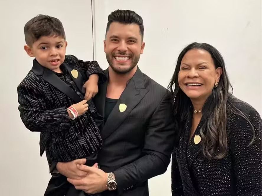 Léo, filho de Marília Mendonça, junto com o pai, Murilo Huff, e a avó, Dona Ruth 