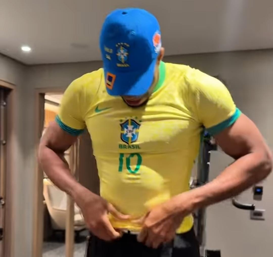 Giannis Antetokounmpo recebeu alguns presentes de Vinicius Júnior, incluindo uma camisa da seleção brasileira