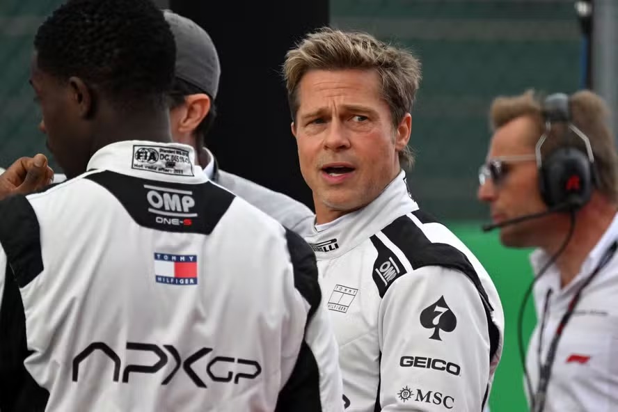 Brad Pitt, estrelando como piloto em um filme inspirado na F1, é visto antes do Grande Prêmio da Grã-Bretanha de Fórmula 1 no circuito de automobilismo de Silverstone