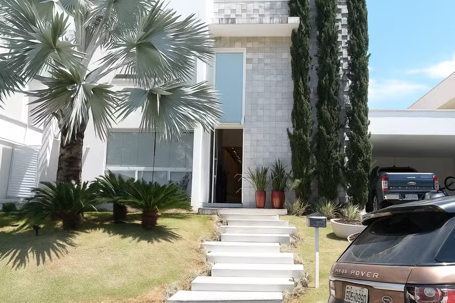 Fachada da mansão de Marília Mendonça, onde atualmente mora a mãe da cantora, Dona Ruth