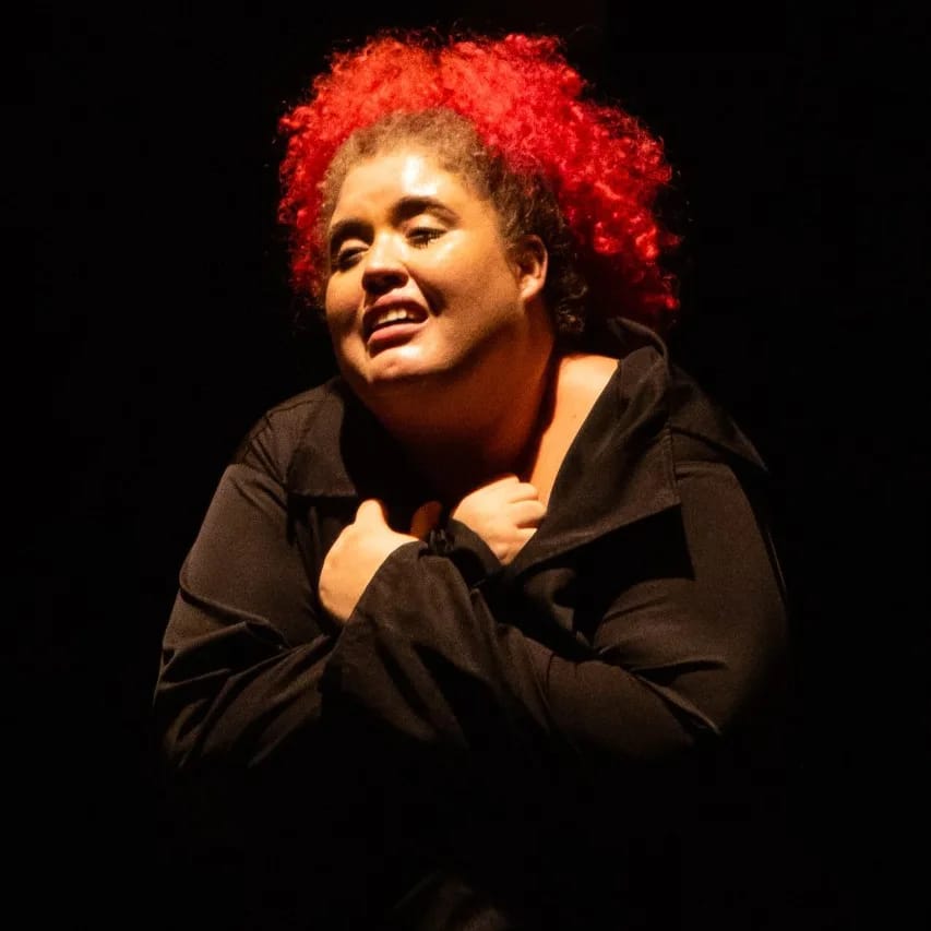 Atriz em cena na peça Retratos de Chumbo