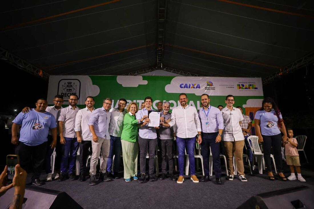 Prefeito João Campos assina ordem de serviço para construção do Habitacional caranguejo Tabaiares