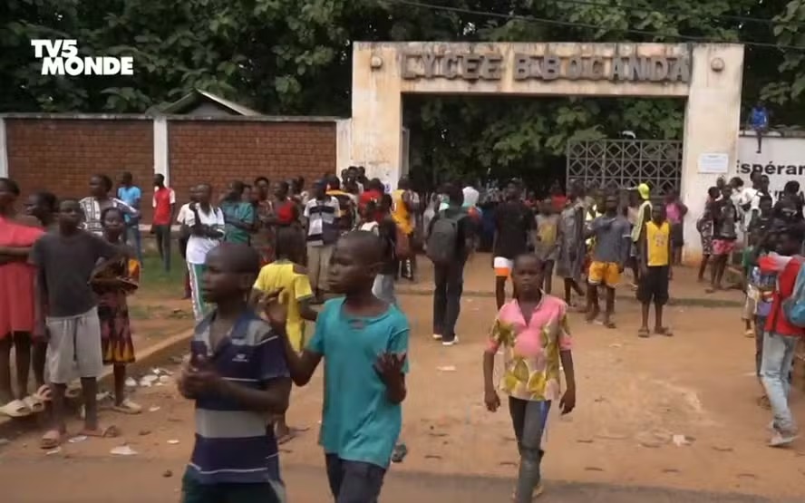 Explosão em transformador causa tumulto e mata 29 estudantes na África 