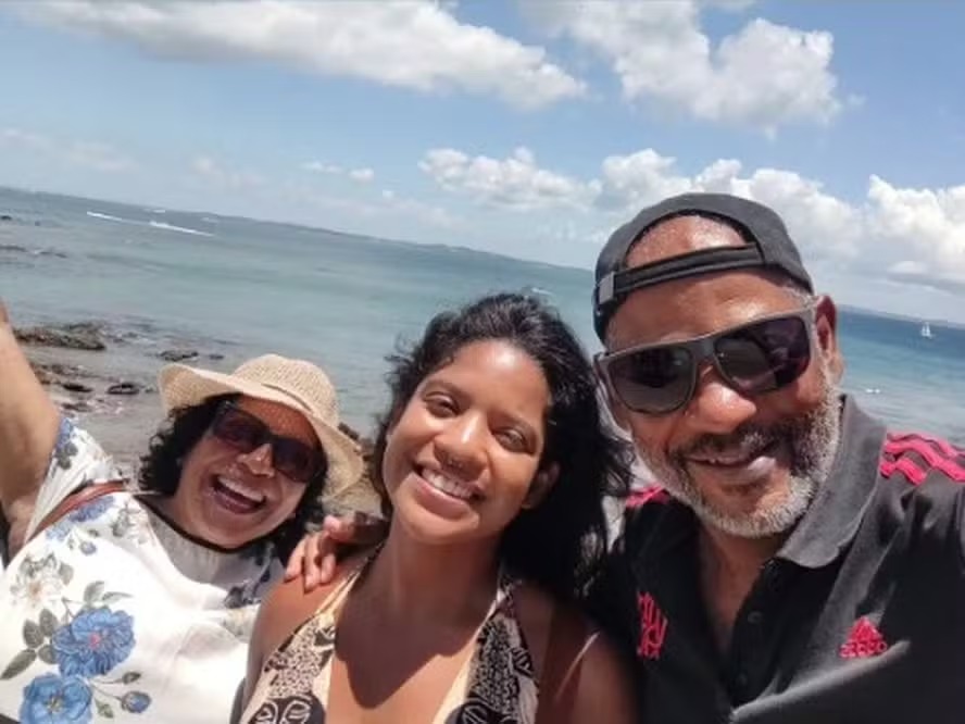 A publicitária Juliana Marins ao lado dos pais em foto publicada por Manoel Marins Filho 