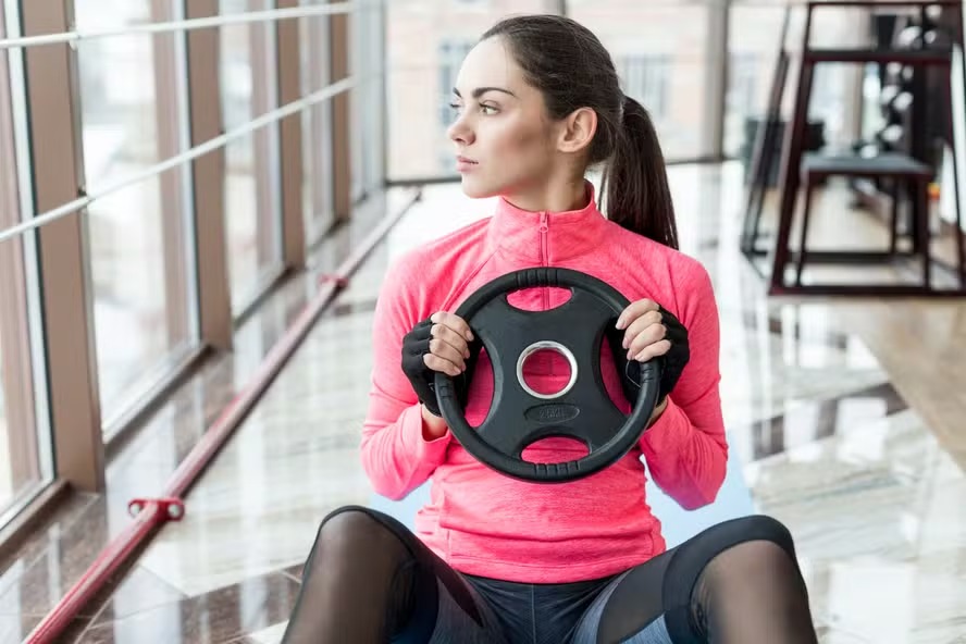 Especialista afirma a importância de remover anéis dos dedos para realizar exercícios na academia