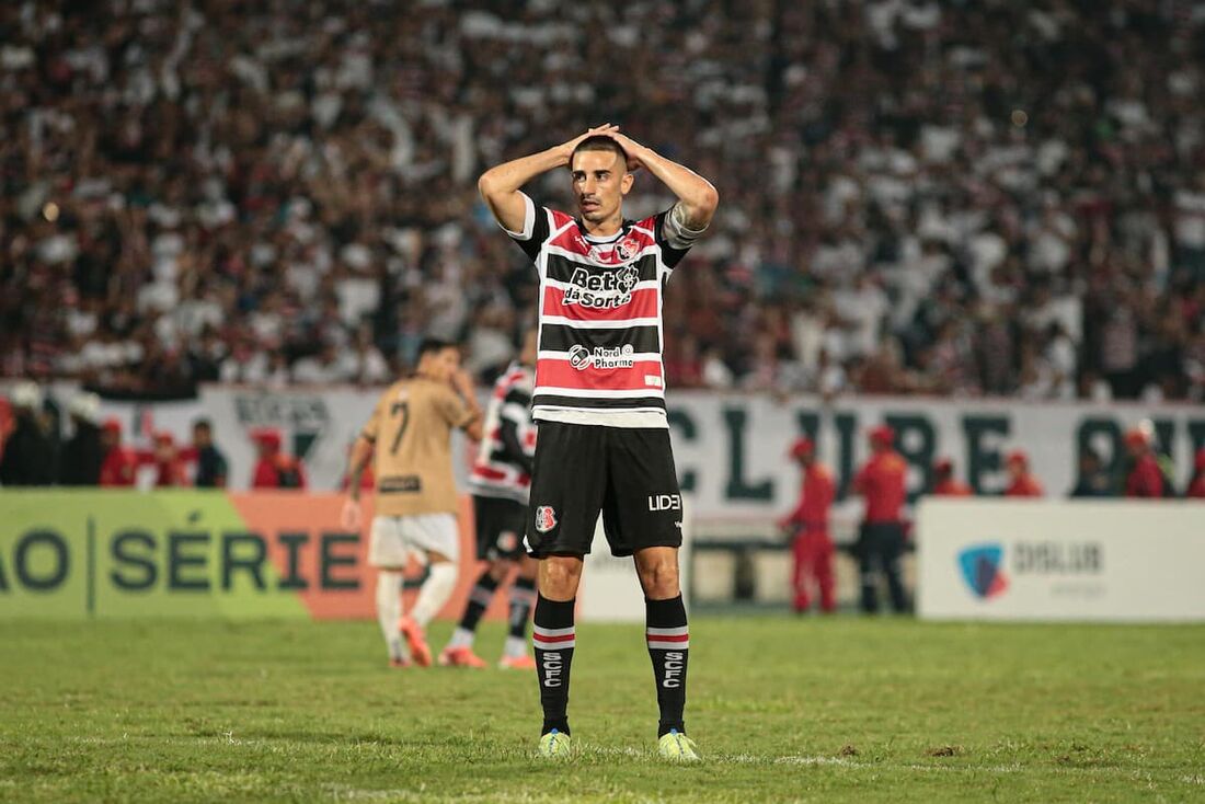 Contra o Cental, após a expulsão de Matheus Vinícius no segundo tempo, Tricolor não conseguiu segurar o resultado