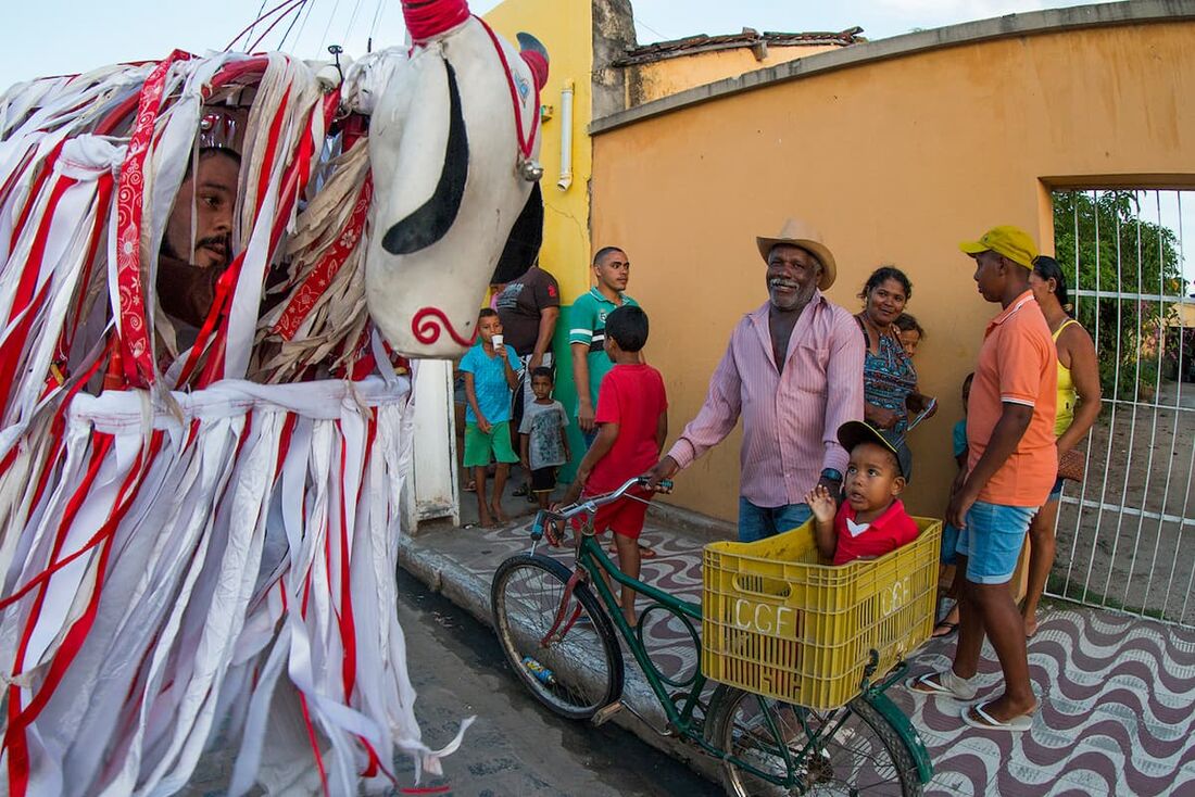 Foto da exposição  "Brincantes da Burrinha nas margens do Atlântico Negro: África-Brasil em movimento diaspórico"