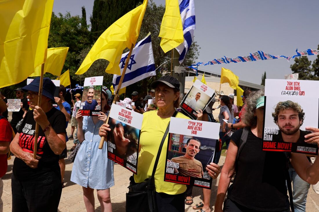 Famílias e apoiadores protestam pedindo ações para garantir a libertação de reféns israelenses mantidos em cativeiro