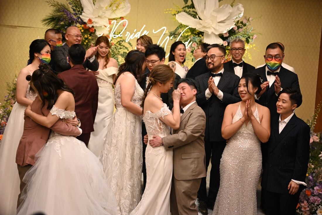 Casais LGBTQ celebram cerimônia de "casamento em massa" em Hong Kong, numa cerimonia online
