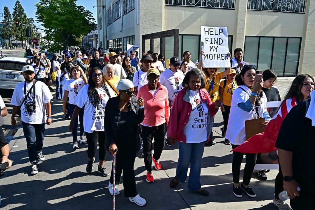 Manifestantes protestam contra a agência de Imigração e Alfândega (ICE) em Los Angeles, Califórnia
