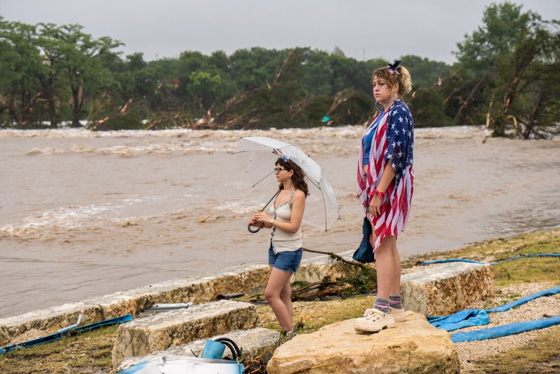 Enchentes deixam 13 mortos e 23 meninas desaparecidas no Texas