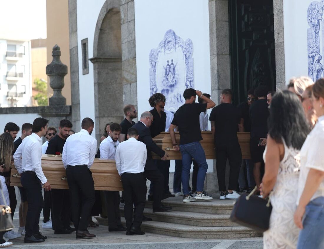 Ex-companheiros de equipe carregam os caixões durante os funerais do atacante português do Liverpool, Diogo Jota, e seu irmão André Silva