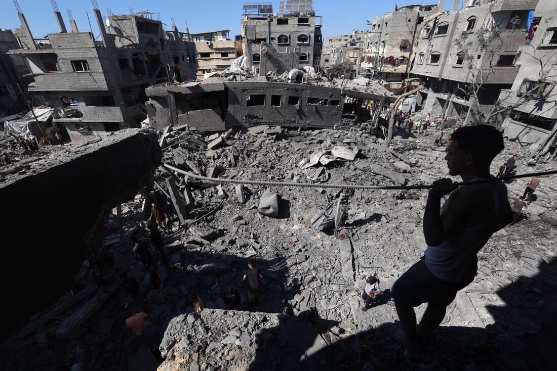 Danos após um ataque israelense no campo de Al-Bureij, no centro da Faixa de Gaza
